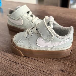 Nike Court Legacy in Light Silver/Green and Gum brown sole.